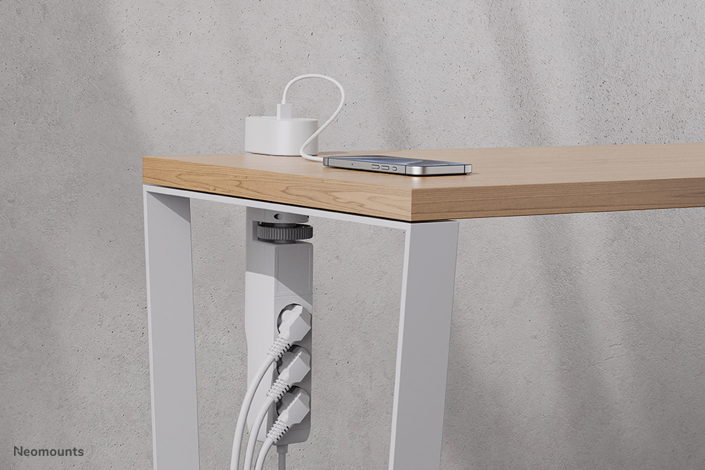 Neomounts DS22-840WH6 Tischsteckdose mit Klemme und USB-C- und USB-A-Anschlüssen - Schnellladung